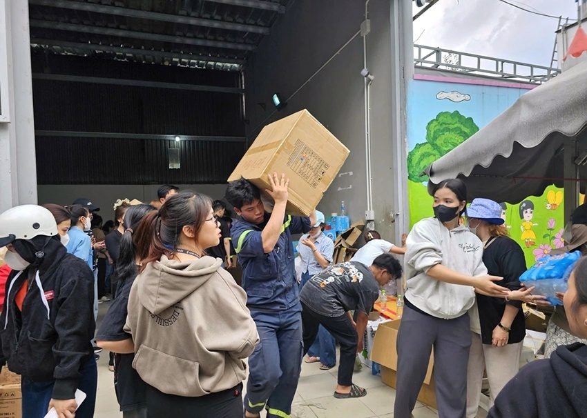 Người phụ nữ bán rau chở đầy ắp hàng cứu trợ gửi đồng bào miền Trung