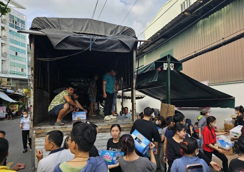 Người phụ nữ bán rau chở đầy ắp hàng cứu trợ gửi đồng bào miền Trung