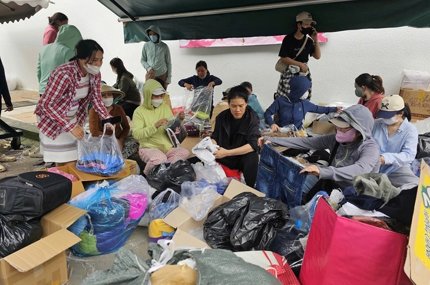 Người phụ nữ bán rau chở đầy ắp hàng cứu trợ gửi đồng bào miền Trung