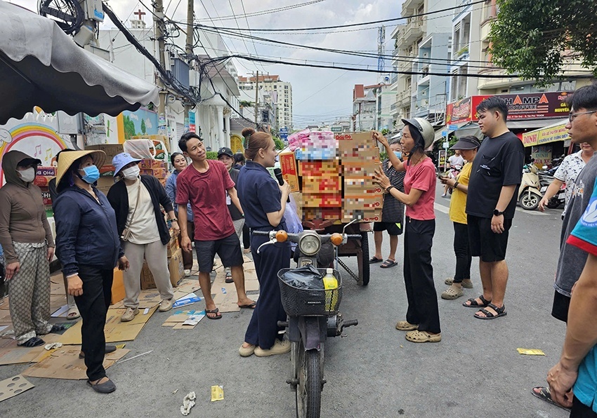 Người phụ nữ bán rau chở đầy ắp hàng cứu trợ gửi đồng bào miền Trung