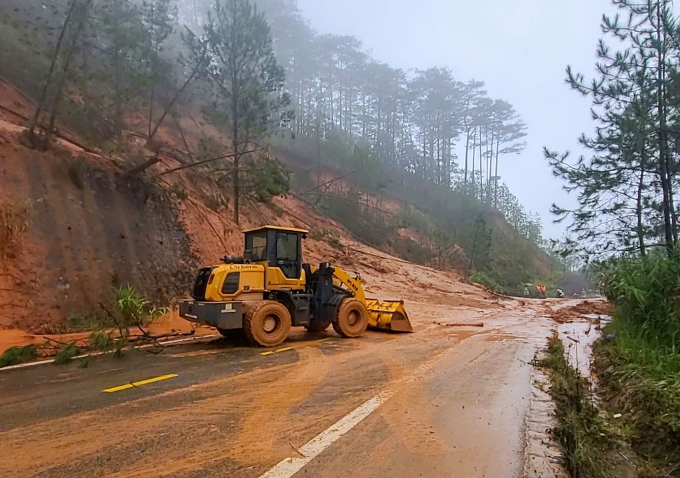Quốc lộ 27C tê liệt vì sạt lở, vẫn còn 15 điểm tắc sau mưa lũ