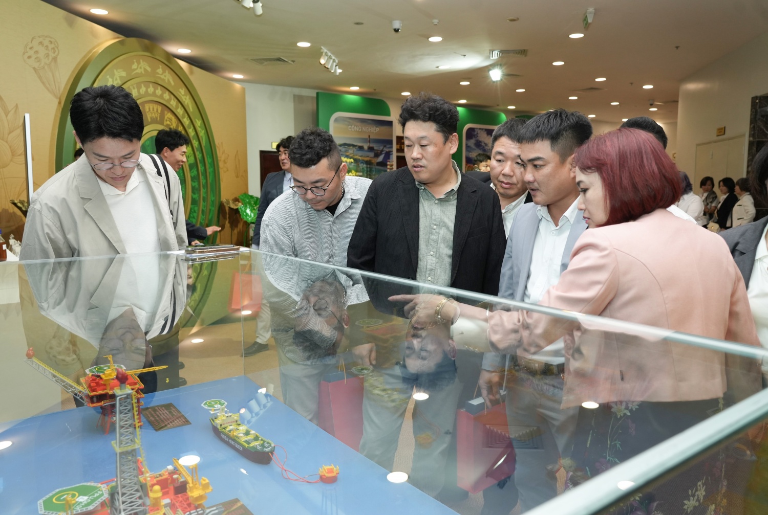 Chủ tịch Công đoàn Petovietnam Nghiêm Thuỳ Lan giới thiệu các công trình dầu khí của Tập đoàn đến đoàn công tác 