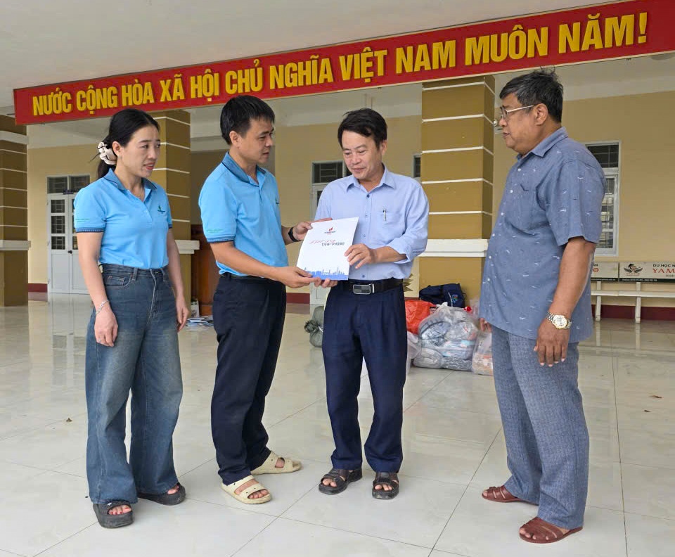 Trường THPT Lê Trung Kiên (phường Đông Hòa) là một trong những điểm trường bị thiệt hại nặng nề trong đợt mưa lũ vừa qua. Nước lũ làm hư hỏng nhiều vật dụng như sổ sách, máy tính, sân trường, tường rào… BSR đã hỗ trợ 30 triệu đồng cùng nhiều vật dụng học 