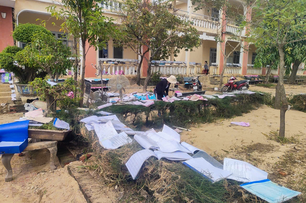 Nước lũ làm hư hỏng nhiều vật dụng như sổ sách, máy tính, sân trường, tường rào… BSR đã hỗ trợ 30 triệu đồng cùng nhiều vật dụng học tập thiết yếu cho nhà trường.