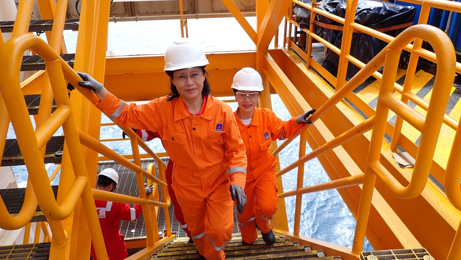 Chị Mai Thị Hoài Hương - Giám đốc PVTrans OFS trong một chuyến thăm giàn CPP Sao Vàng.