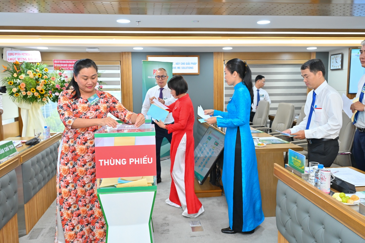 Đại biểu bỏ phiếu bầu Ban Chấp hành Công đoàn Tổng công ty khóa V