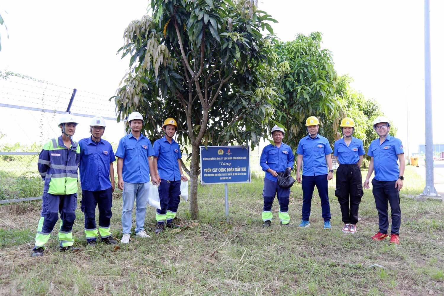 Tuổi trẻ NMNĐ Sông Hậu 1 ra quân vệ sinh khuôn viên chào mừng hoàn thành trung tu Tổ máy S1, S2 năm 2025