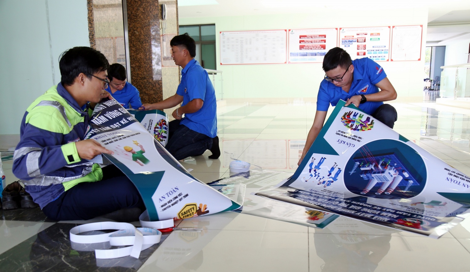 Tuổi trẻ NMNĐ Sông Hậu 1 ra quân vệ sinh khuôn viên chào mừng hoàn thành trung tu Tổ máy S1, S2 năm 2025