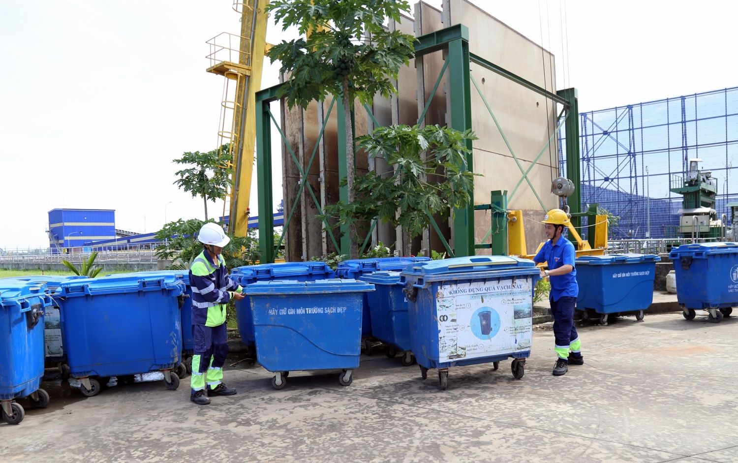 Tuổi trẻ NMNĐ Sông Hậu 1 ra quân vệ sinh khuôn viên chào mừng hoàn thành trung tu Tổ máy S1, S2 năm 2025
