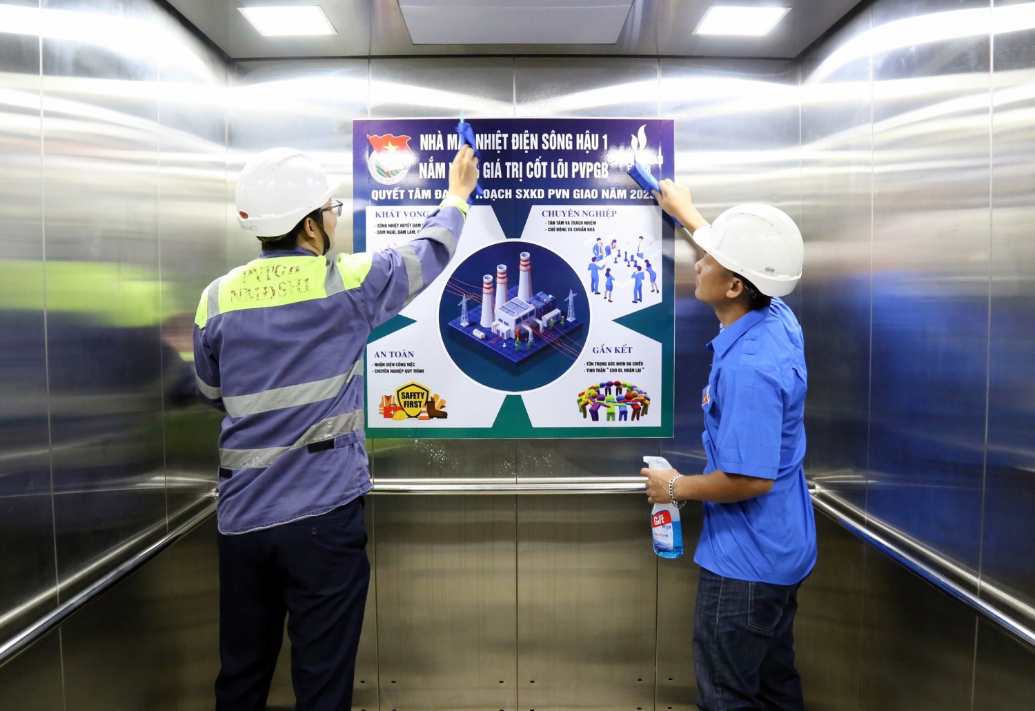 Tuổi trẻ NMNĐ Sông Hậu 1 ra quân vệ sinh khuôn viên chào mừng hoàn thành trung tu Tổ máy S1, S2 năm 2025