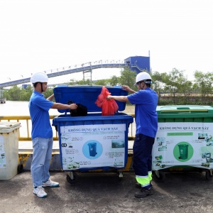 Tuổi trẻ NMNĐ Sông Hậu 1 ra quân vệ sinh khuôn viên chào mừng hoàn thành trung tu Tổ máy S1, S2 năm 2025