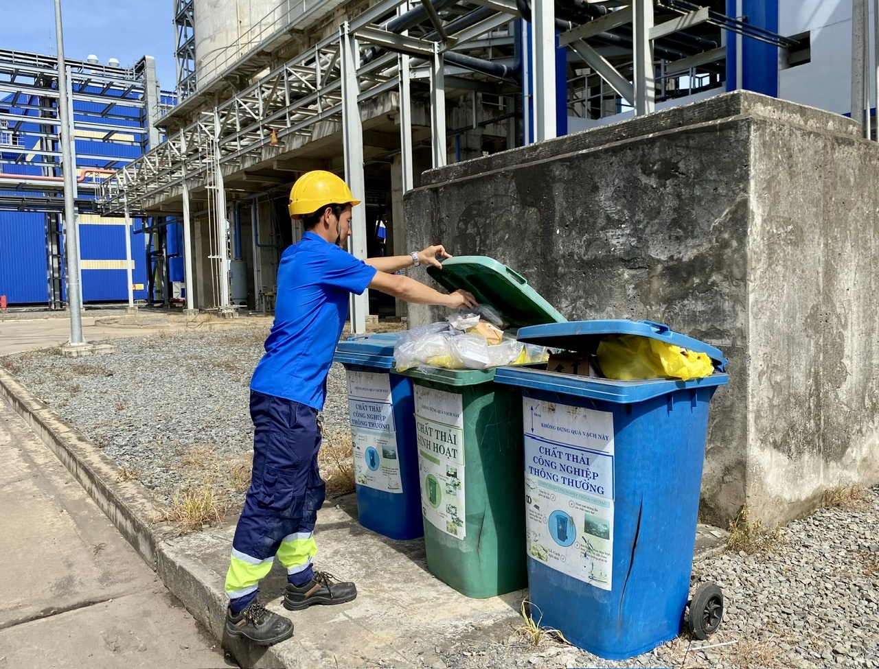 Tuổi trẻ NMNĐ Sông Hậu 1 ra quân vệ sinh khuôn viên chào mừng hoàn thành trung tu Tổ máy S1, S2 năm 2025