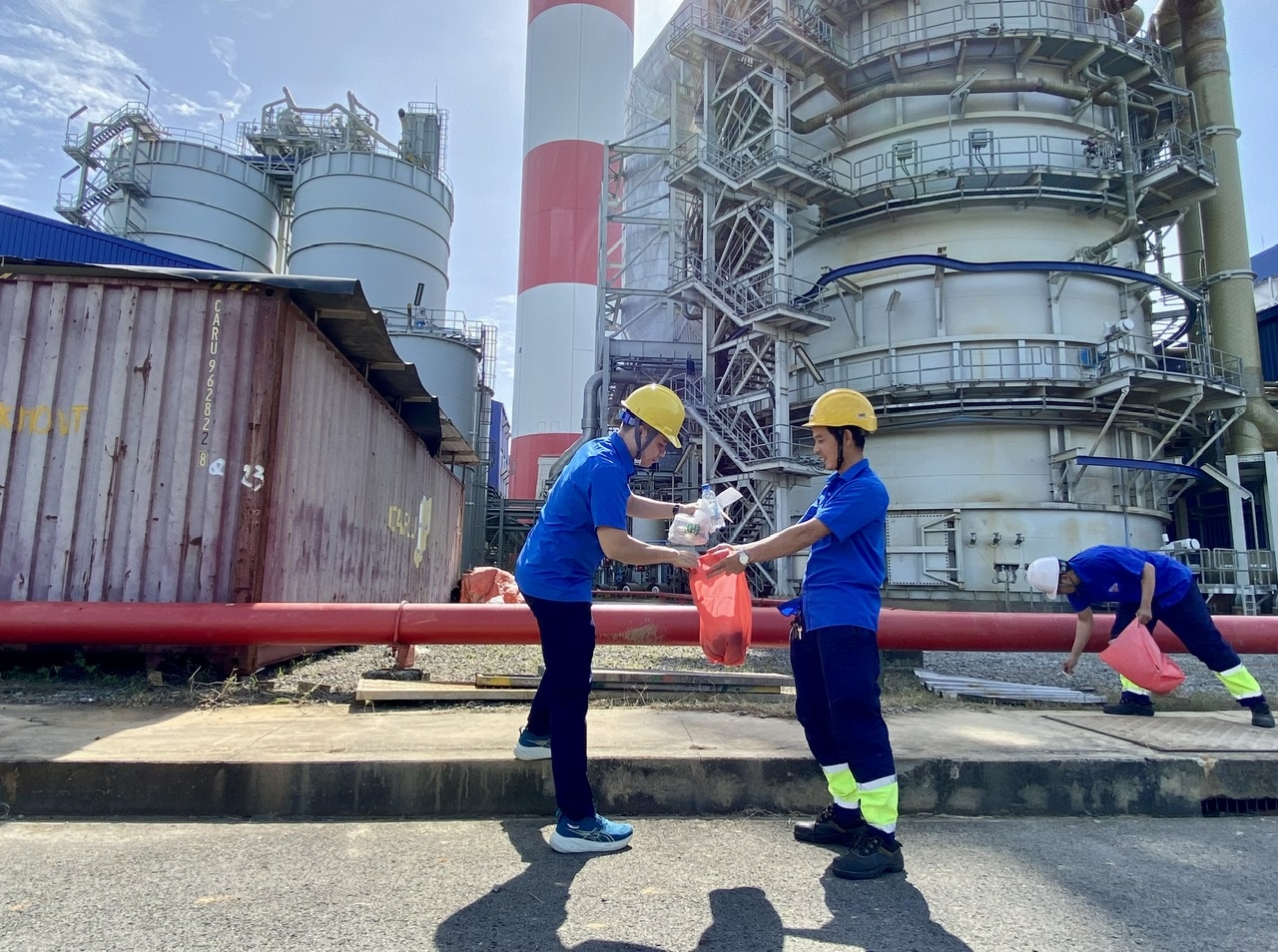 Tuổi trẻ NMNĐ Sông Hậu 1 ra quân vệ sinh khuôn viên chào mừng hoàn thành trung tu Tổ máy S1, S2 năm 2025