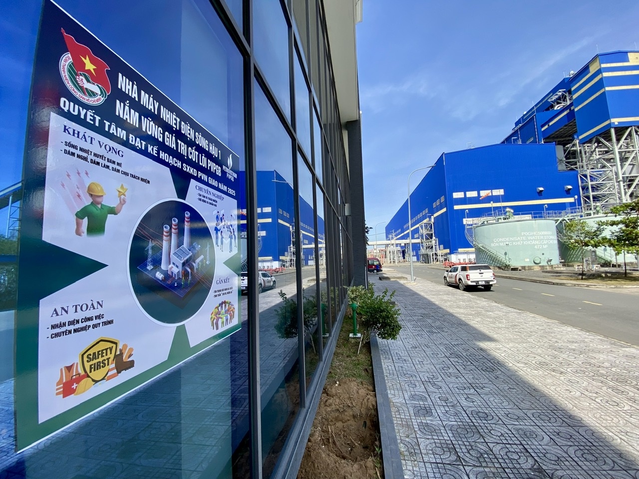 Tuổi trẻ NMNĐ Sông Hậu 1 ra quân vệ sinh khuôn viên chào mừng hoàn thành trung tu Tổ máy S1, S2 năm 2025