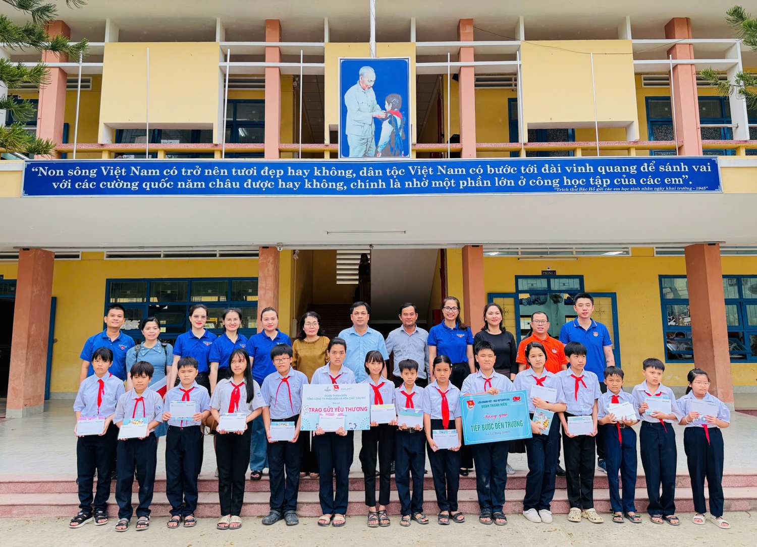 Tuổi trẻ PVFCCo - Phú Mỹ: Trao gửi yêu thương, tiếp sức em đến trường