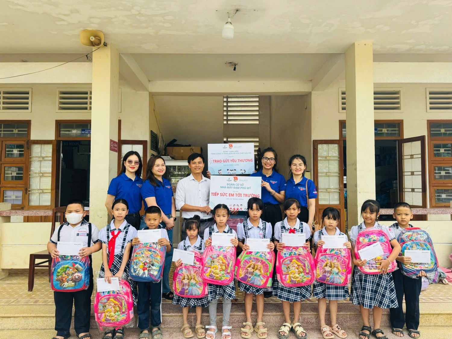 Tuổi trẻ PVFCCo - Phú Mỹ: Trao gửi yêu thương, tiếp sức em đến trường