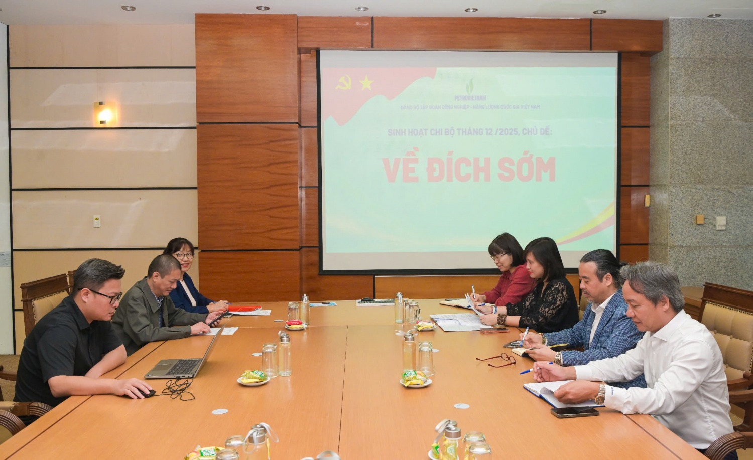 [Chùm ảnh] Đảng bộ BMQL&ĐH Petrovietnam quán triệt tinh thần “Về đích sớm”, hoàn thành xuất sắc nhiệm vụ cả năm 2025