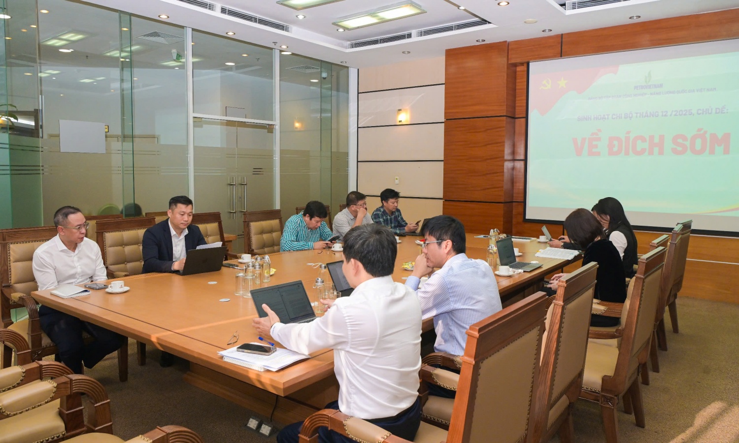 [Chùm ảnh] Đảng bộ BMQL&ĐH Petrovietnam quán triệt tinh thần thi đua Về đích sớm nhiệm vụ năm 2025