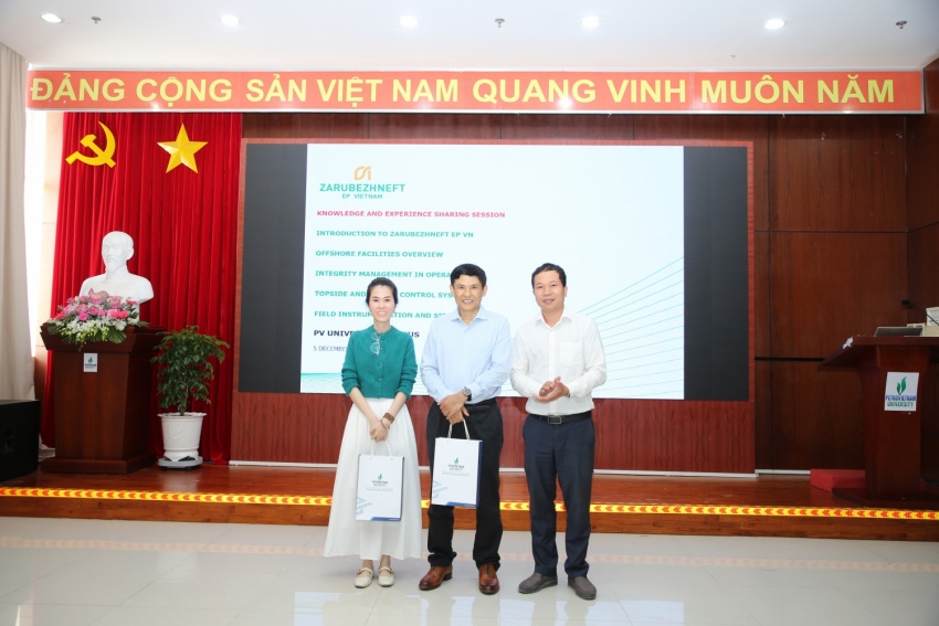 Chuyên gia Zarubezhneft EP Vietnam chia sẻ công nghệ điều khiển và quản lý hệ thống khai thác dầu khí cho sinh viên PVU
