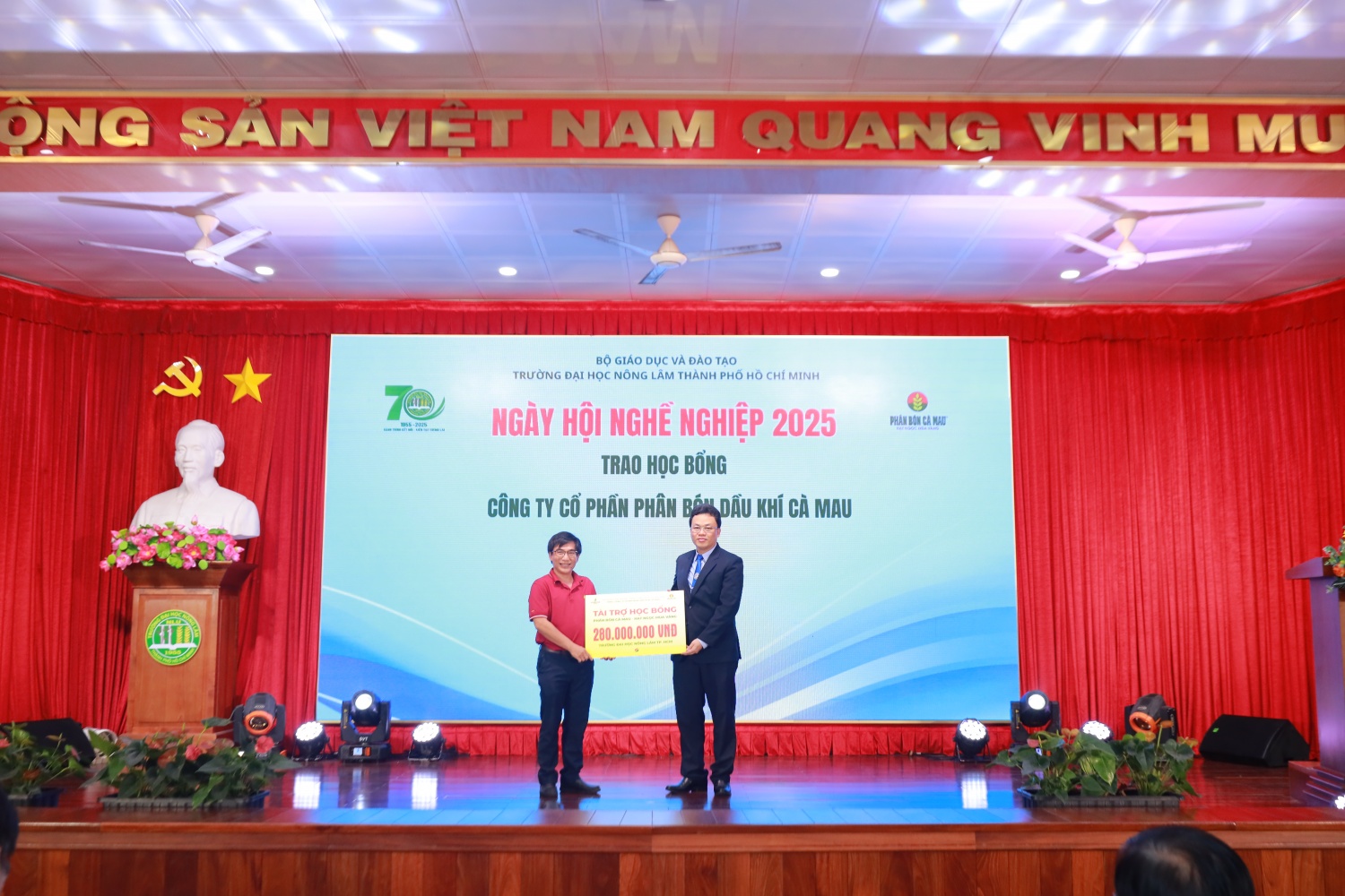 11 năm Phân Bón Cà Mau đồng hành cùng sinh viên Đại học Nông Lâm TP HCM