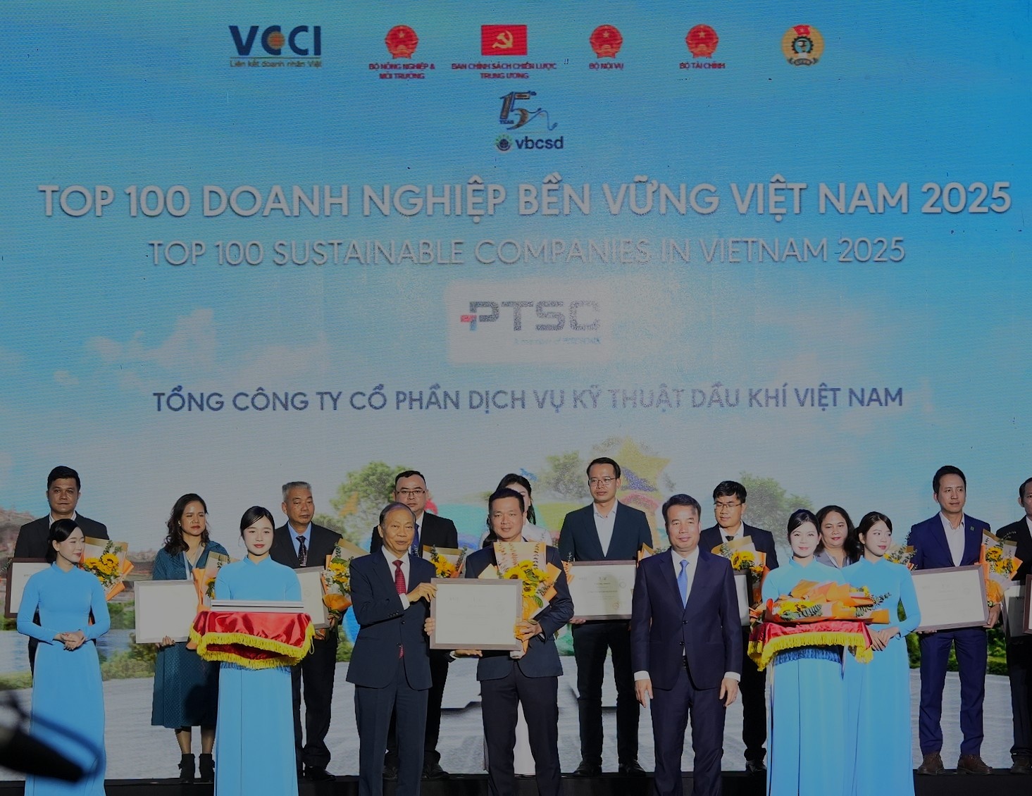 PV Drilling và PVCFC được vinh danh Top 100 doanh nghiệp bền vững tại Việt Nam 2025