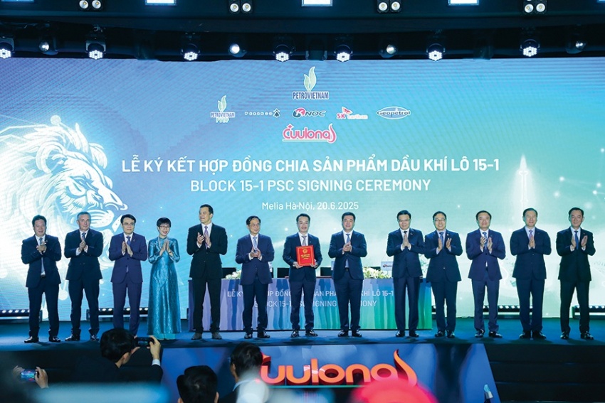 Phó Thủ tướng Bùi Thanh Sơn cùng đại diện lãnh đạo các bộ, ngành chứng kiến các bên ký kết PSC mới Lô 15-1