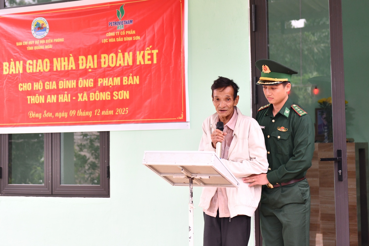 Ông Phạm Bản người khuyết tật và sống neo đơn, không có con cái, thuộc diện gia đình chính sách bày tỏ sự xúc động khi nhận được căn nhà Đại đoàn kết.