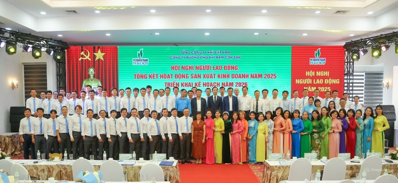 Lãnh đạo PV GAS cùng tập thể Lãnh đạo, người lao động PV GAS NCSP