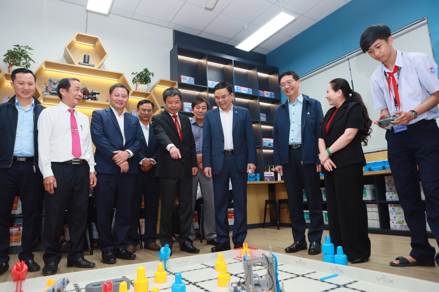 Các em học sinh trình diễn kỹ thuật điều khiển robot được trang bị tại phòng STEM do Petrovietnam tài trợ.