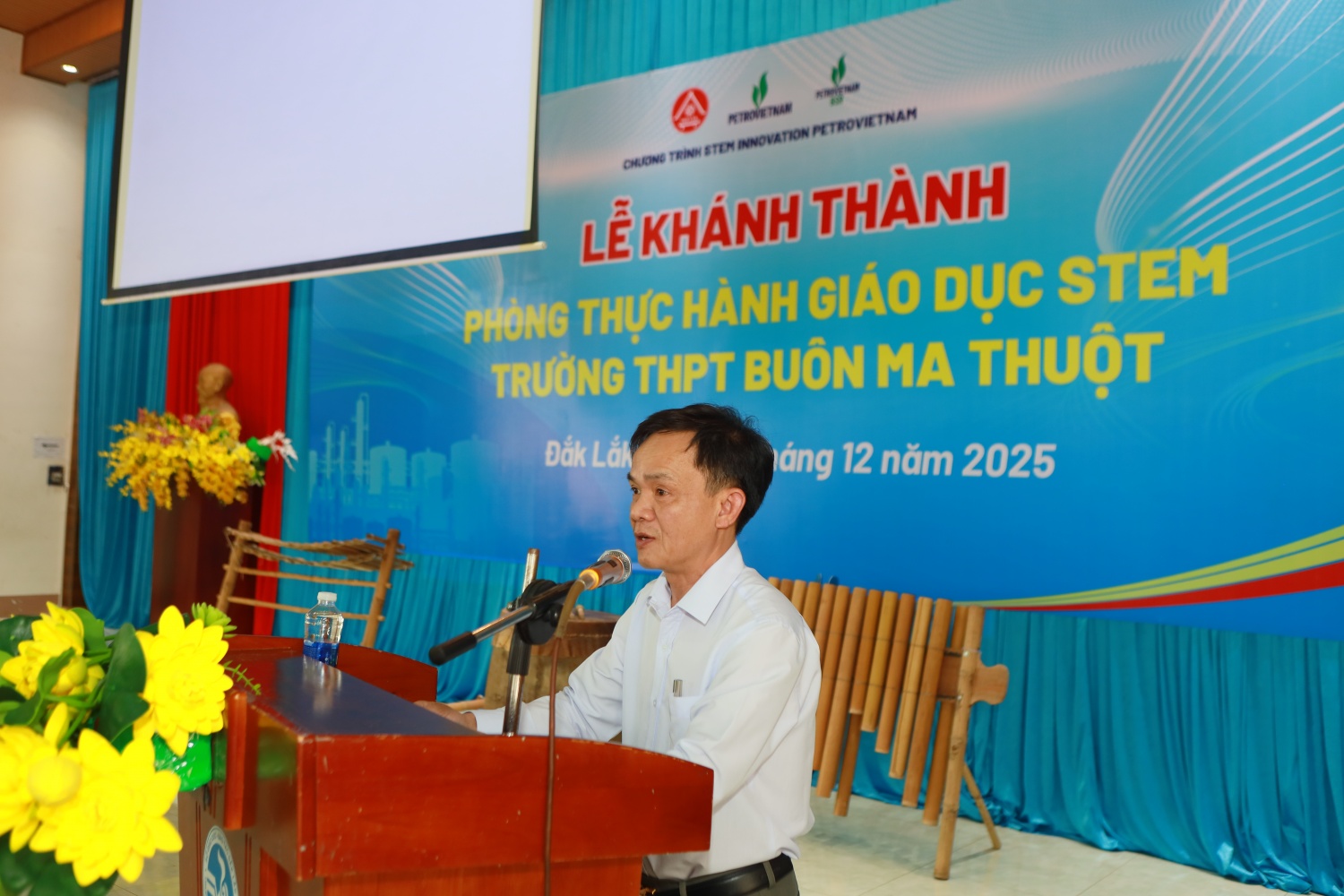 Ông Phạm Huy Văn - Phó Giám đốc Sở Giáo dục và Đào tạo Đắk Lắk đánh giá cao tính thiết thực của phòng STEM đối với ngành Giáo dục và góp phần “ươm mầm tài năng” của các em học sinh trong lĩnh vực khoa học, công nghệ, kỹ thuật…