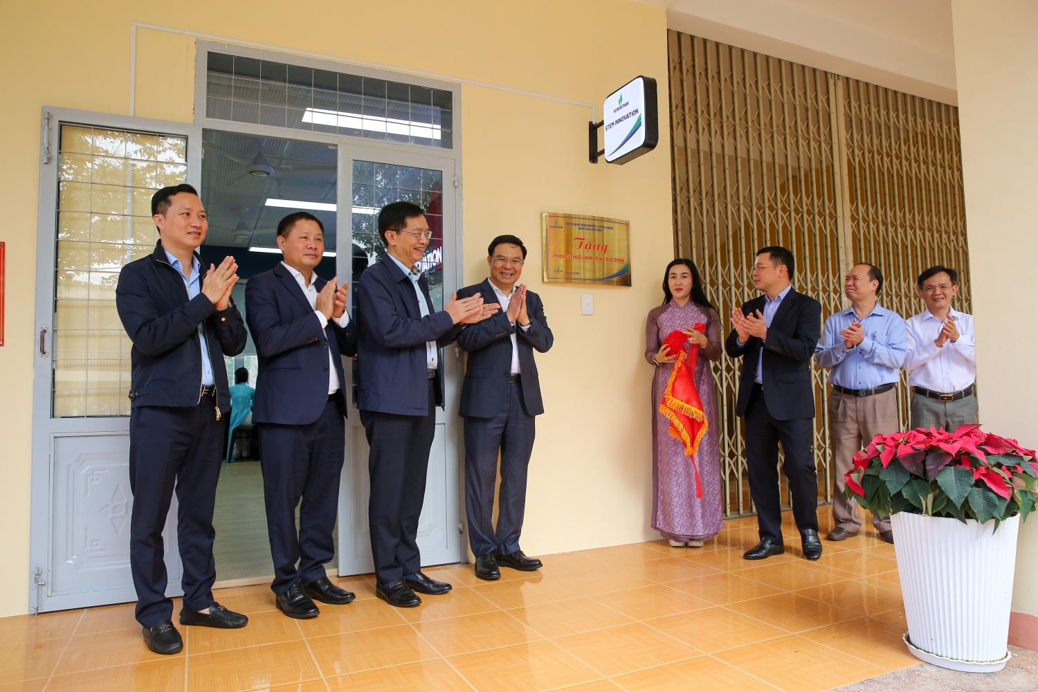 Các đại biểu thực hiện nghi thức khánh thành phòng STEM tại trường THPT Buôn Ma Thuột.