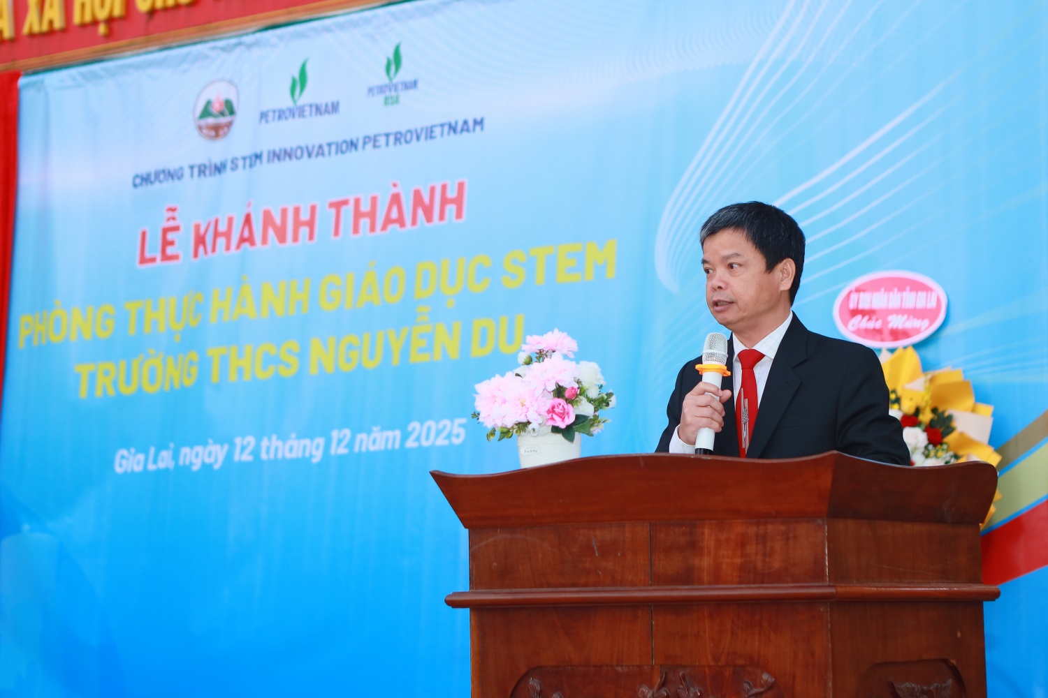 Đồng chí Nguyễn Hữu Quế - Phó Chủ tịch UBND tỉnh Gia Lai khẳng định việc khánh Thành phòng STEM do Petrovietnam tài trợ đã đánh dấu cột mốc đưa giáo dục STEM đến gần hơn với các em học sinh của tỉnh Gia Lai.