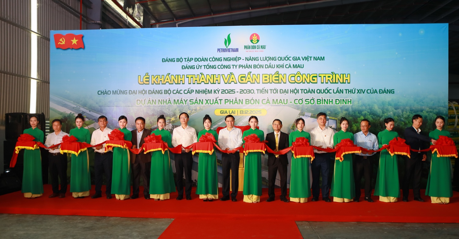 Lãnh đạo UBND tỉnh Gia Lai, Petrovietnam và PVCFC thực hiện nghi thức cắt bang khánh thành Nhà máy Sản xuất Phân bón – Cơ sở Bình Định.