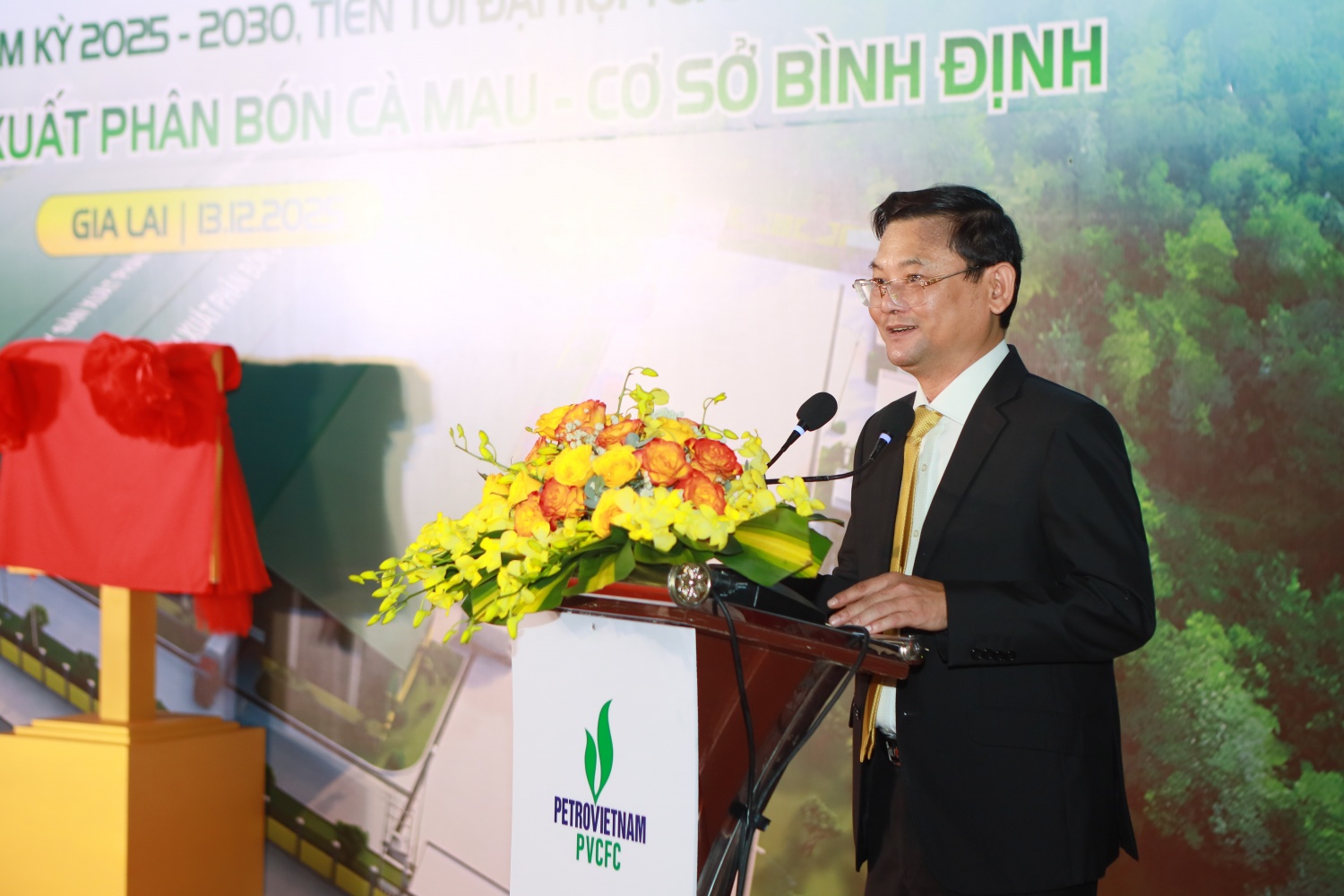 ồng chí Nguyễn Tự Công Hoàng - Ủy viên Ban Thường vụ Tỉnh ủy, Phó Chủ tịch UBND tỉnh Gia Lai đánh giá cao việc hình thành Nhà máy của PVCFC. Qua đó, góp phần giúp tỉnh đạt được nhiều mục tiêu tiêu tăng trưởng trong kinh tế và công nghiệp – nông nghiệp.