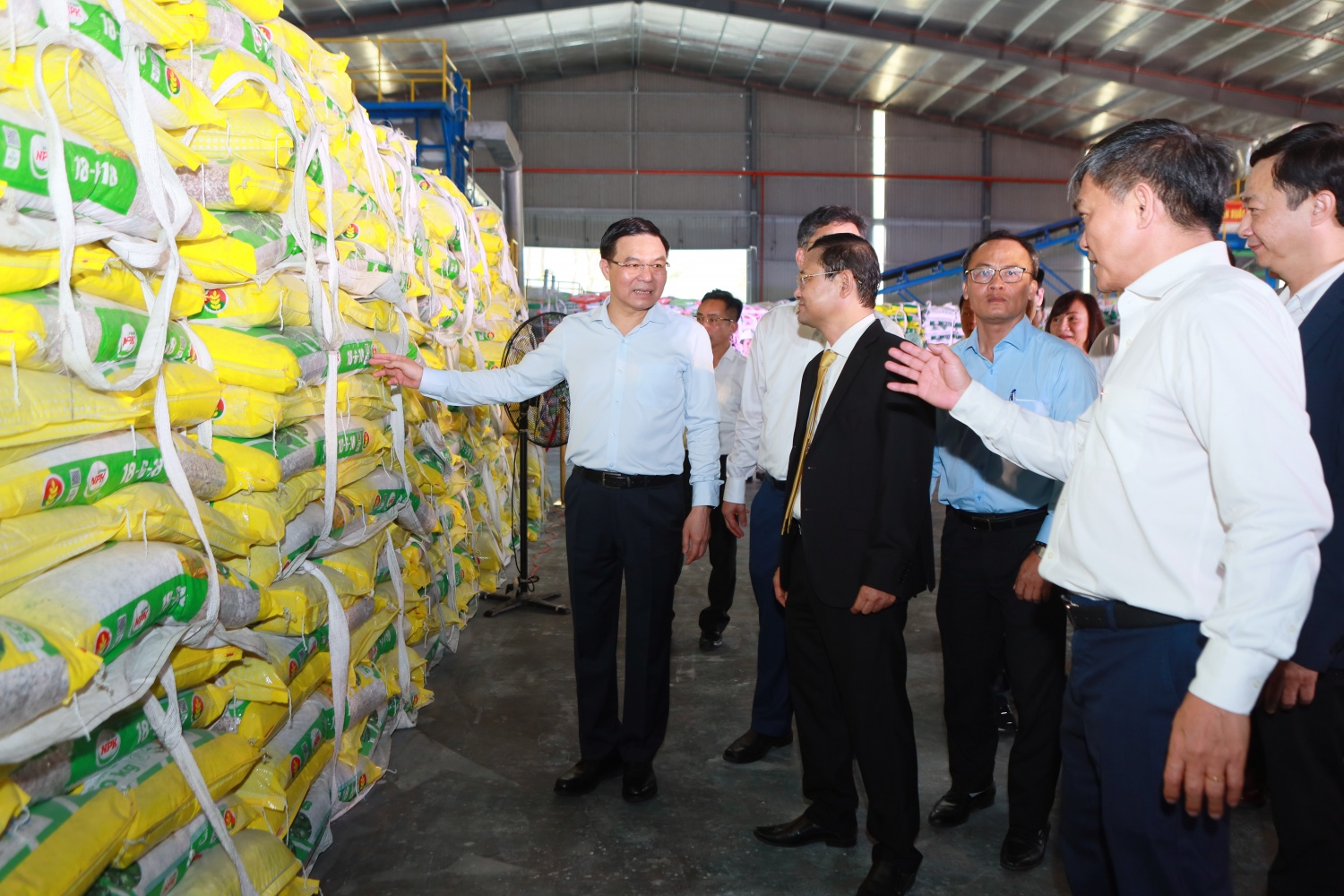 Đồng chí Nguyễn Tự Công Hoàng - Ủy viên Ban Thường vụ Tỉnh ủy, Phó Chủ tịch UBND tỉnh Gia Lai, đồng chí Lê Mạnh Hùng - Bí thư Đảng ủy, Chủ tịch HĐTV Petrovietnam và các đại biểu tham quan, trao đổi về các sản phẩm tại Nhà máy Sản xuất Phân bón – Cơ sở Bìn