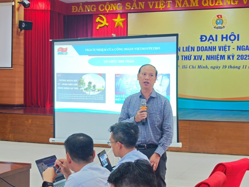 Đồng chí Nguyễn Bá Cường, Trưởng Ban QLĐH mạng lưới ATVSV trình bày chuyên đề “Vai trò của mạng lưới ATVSV trong việc phổ biến, tuyên truyền để nâng cao sức khỏe người lao động”