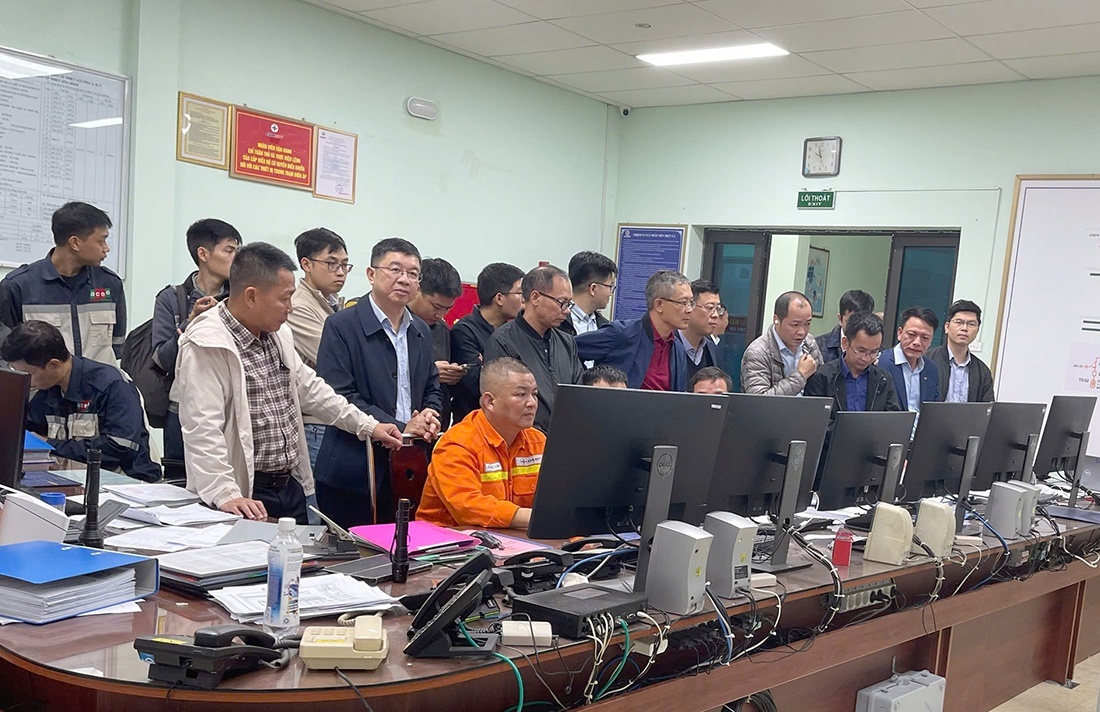 Đóng điện Dự án Nâng công suất Trạm biến áp 500kV Hòa Bình