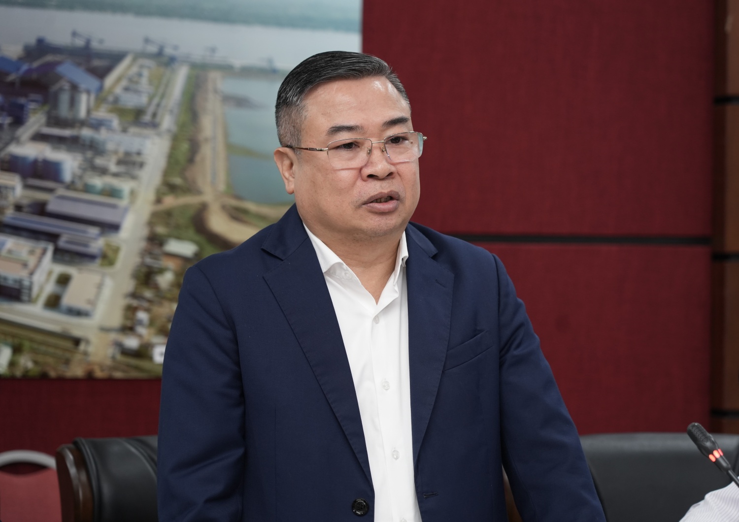 Đồng chí Nguyễn Huy Vượng, Phó Bí thư Đảng ủy, Phó Giám đốc Chi nhánh trình bày báo cáo kiểm tra Ban Chấp hành Đảng bộ Chi nhánh năm 2025