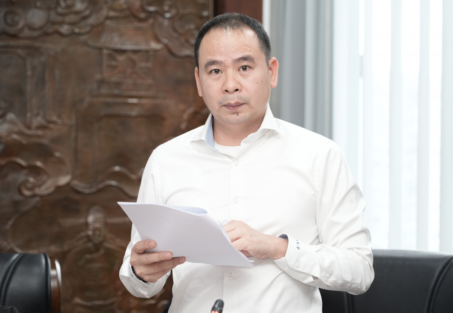 Đồng chí Hoàng Quyết Thắng, Uỷ viên BTV Đảng ủy, Chủ nhiệm UBKT Đảng ủy, Phó Giám đốc Chi nhánh trình bày báo cáo kiểm điểm Ban Giám đốc Chi nhánh năm 2025