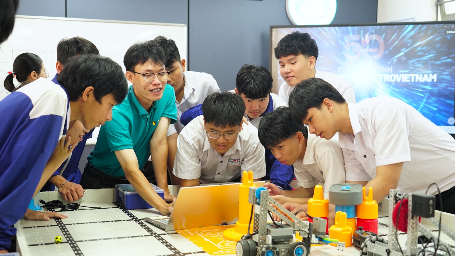 Phòng STEM Innovation Petrovietnam tại Trường THPT Đạm Ri: 
Tiếp sức sáng tạo - nghiên cứu khoa học