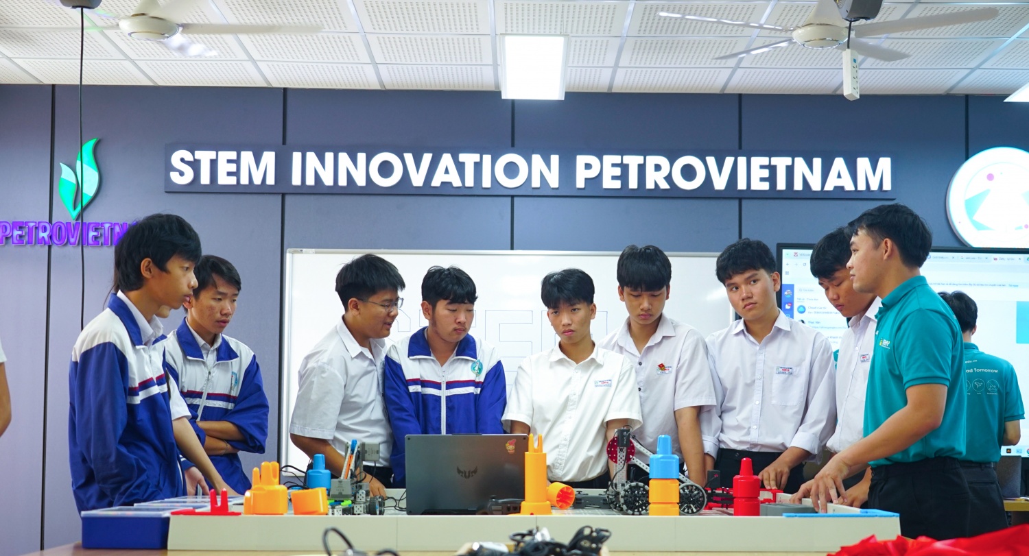 Phòng STEM Innovation Petrovietnam tại Trường THPT Đạm Ri: 
Tiếp sức sáng tạo - nghiên cứu khoa học