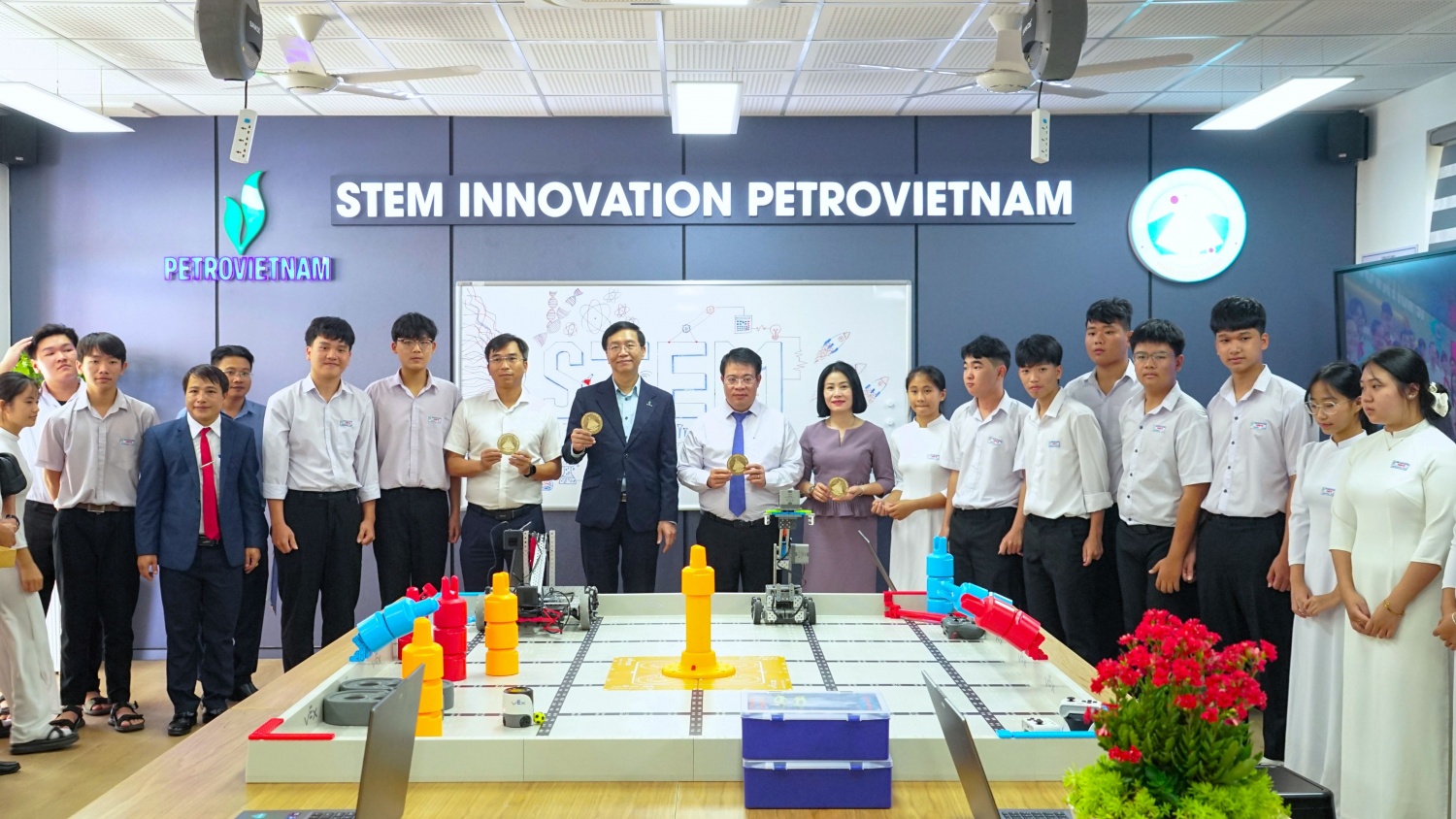 Phòng STEM Innovation Petrovietnam tại Trường THPT Đạm Ri: 
Tiếp sức sáng tạo - nghiên cứu khoa học