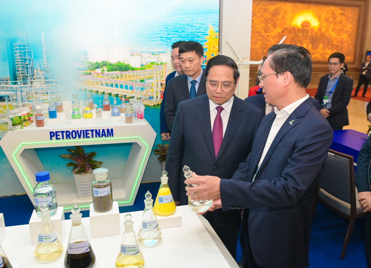 [Chùm ảnh] Thủ tướng Phạm Minh Chính tham quan gian trưng bày của Petrovietnam tại Diễn đàn Kinh tế Việt Nam 2025