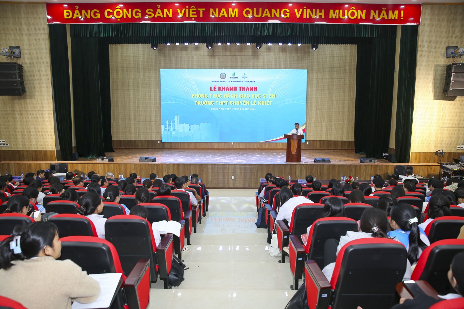 Toàn cảnh Lễ khánh thành phòng STEM tại Trường THPT chuyên Lê Khiết (Quảng Ngãi).