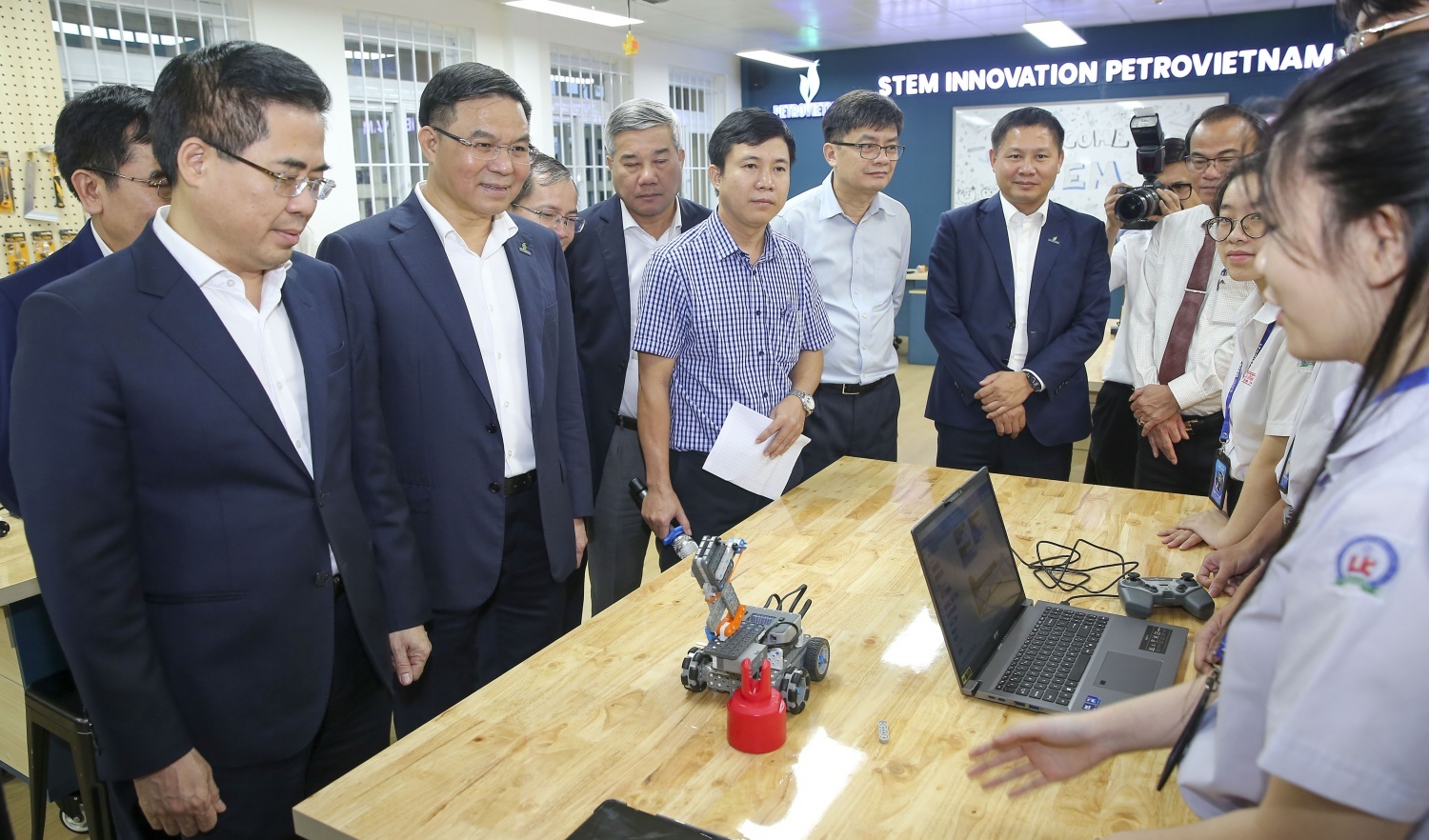 Phòng STEM tại Quảng Ngãi: Nuôi dưỡng tinh thần đổi mới sáng tạo, giúp học sinh từng bước làm chủ công nghệ