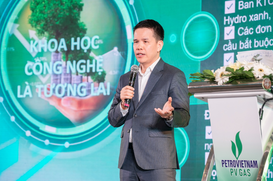 Ông Phạm Văn Phong chia sẻ tại Hội nghị tổng kết Sáng kiến – Cải tiến 2025 của PV GAS