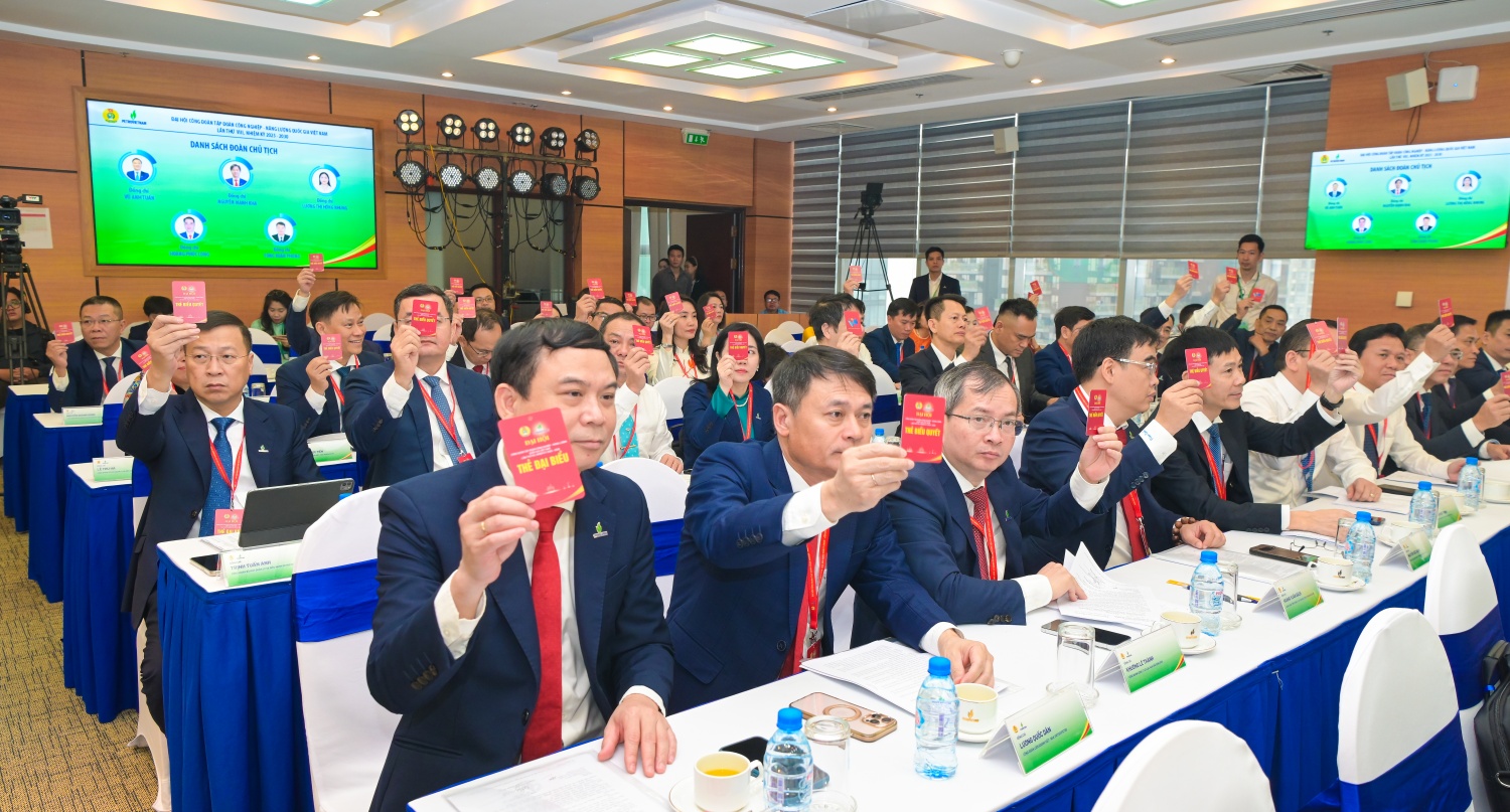 Các đại biểu biểu quyết thông qua các nội dung tại Đại hội.