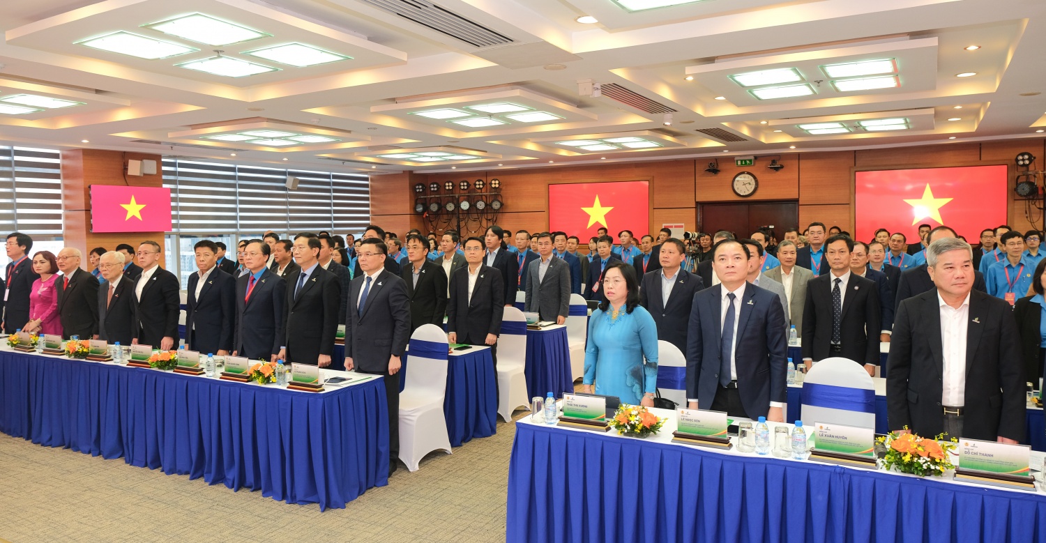 Các đại biểu thực hiện nghi thức chào cờ