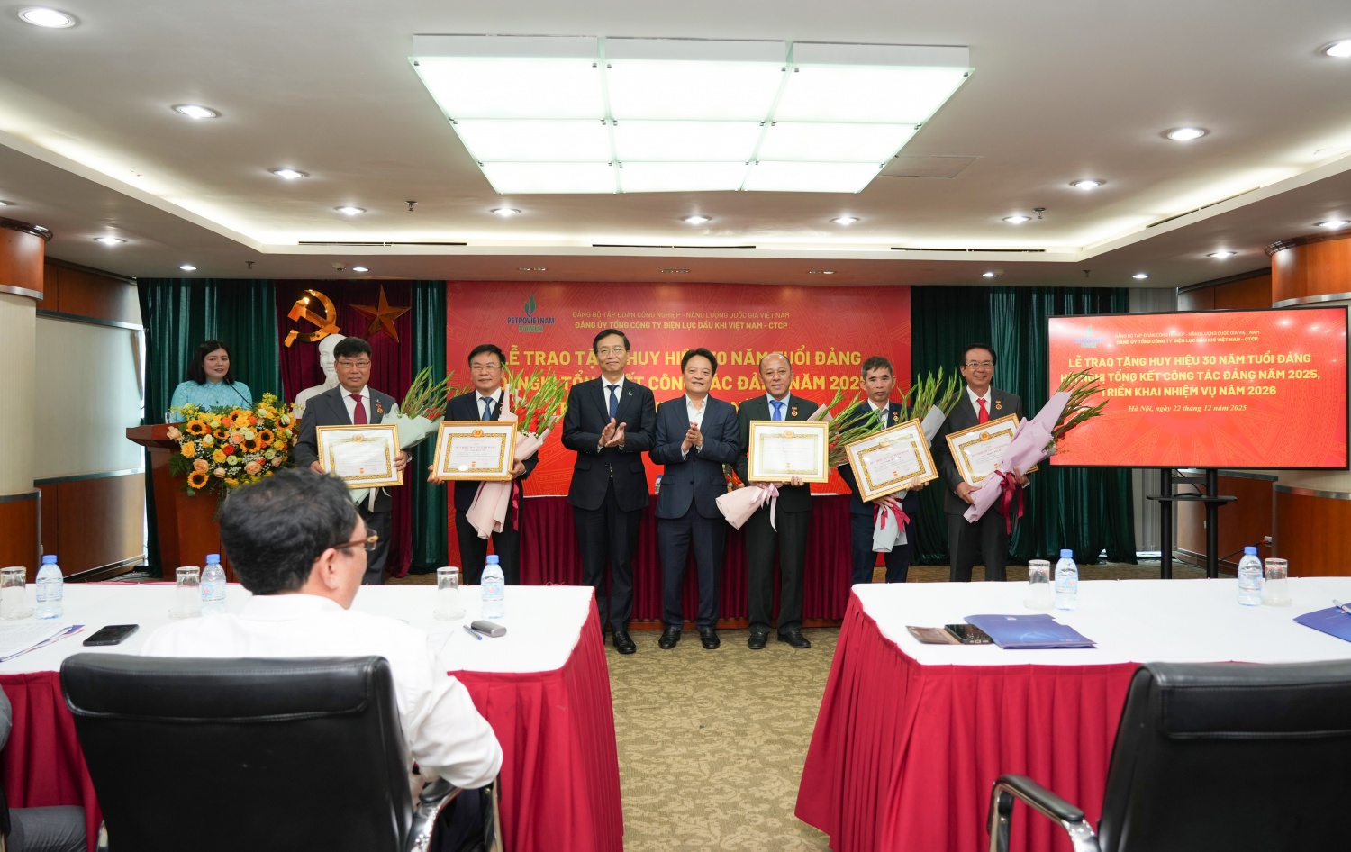 PV Power tổ chức Lễ trao Huy hiệu 30 năm tuổi Đảng cho các đảng viên