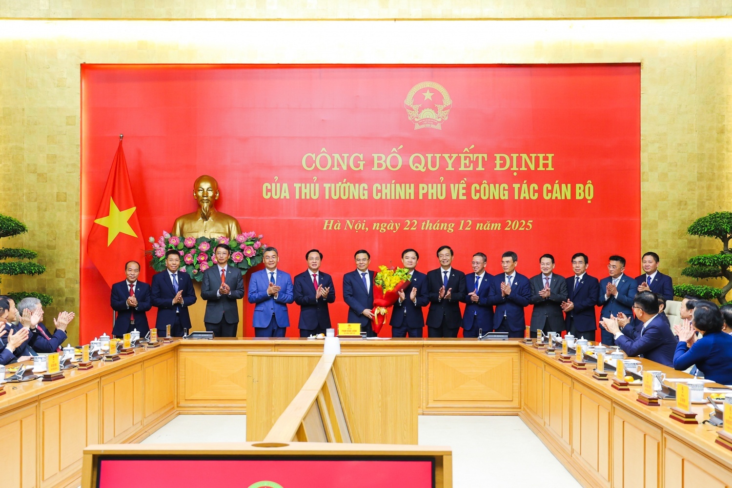 ập thể Ban Thường vụ Đảng ủy, Hội đồng thành viên, Ban Tổng Giám đốc Petrovietnam chúc mừng đồng chí Lê Mạnh Hùng, tân Bí thư Đảng ủy, Quyền Bộ trưởng Bộ Công Thương